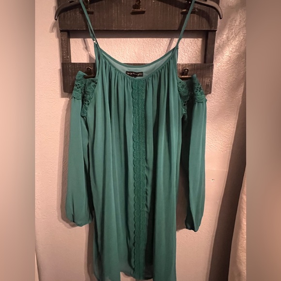 City Triangles Women’s Cold Shoulder Dress - Picture 3 of 8